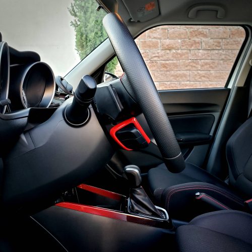 Accesorios Cubierta para controles de teléfono volante deportivo color rojo Suzuki Swift Sport 2018, 2019, 2020, 2021 ZC33S tuning steering wheel phone controls cover color red